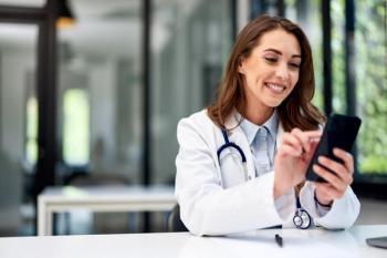 doctor texting | © bnenin - stock.adobe.com