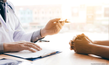 doctor with patient | © wutzkoh - stock.adobe.com